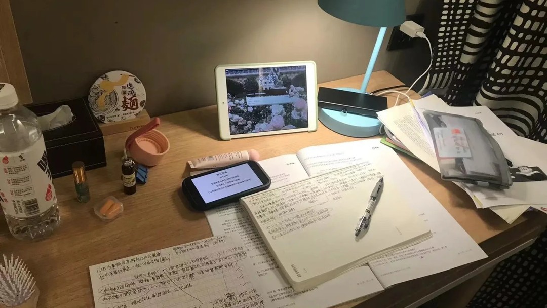深夜在书桌前改论文的学生