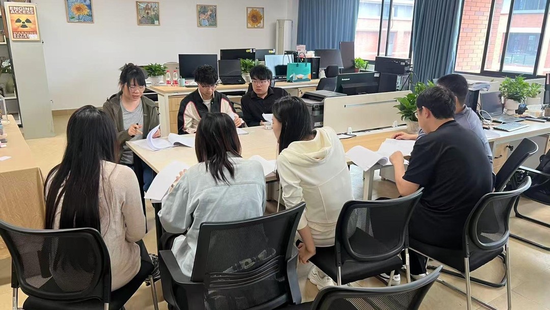 师生讨论论文修改
