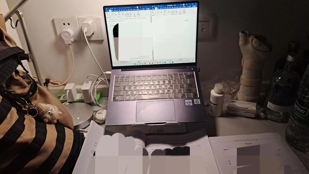 深夜在书桌前修改论文的学生