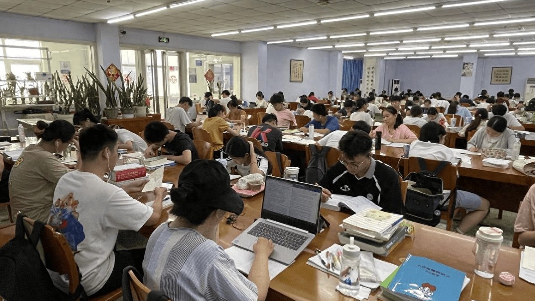 深夜复习案例分析题的学生