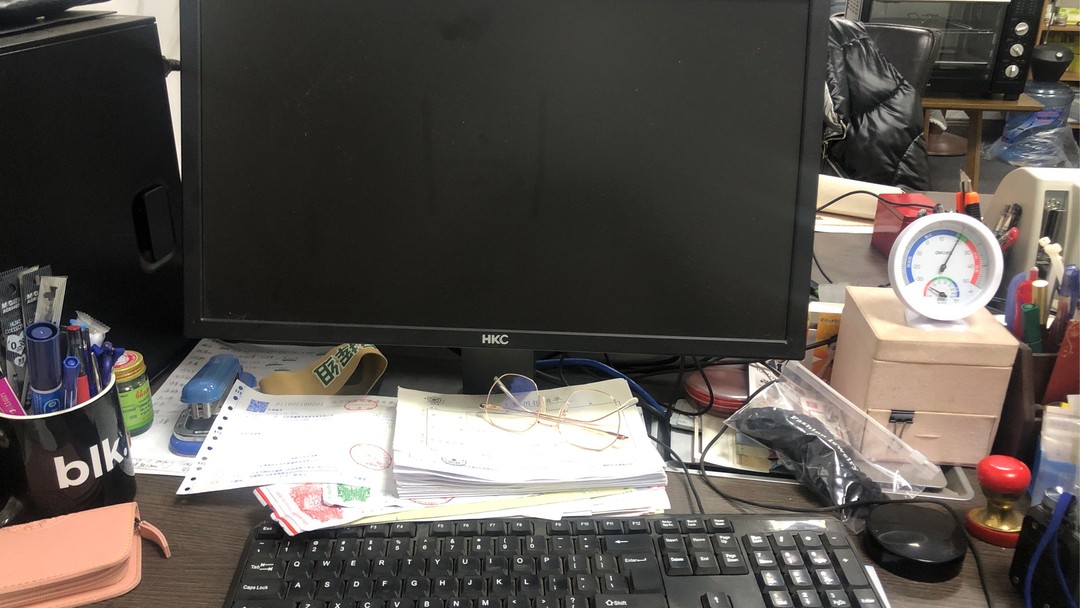 科研人员在办公室查看仪器预约排期