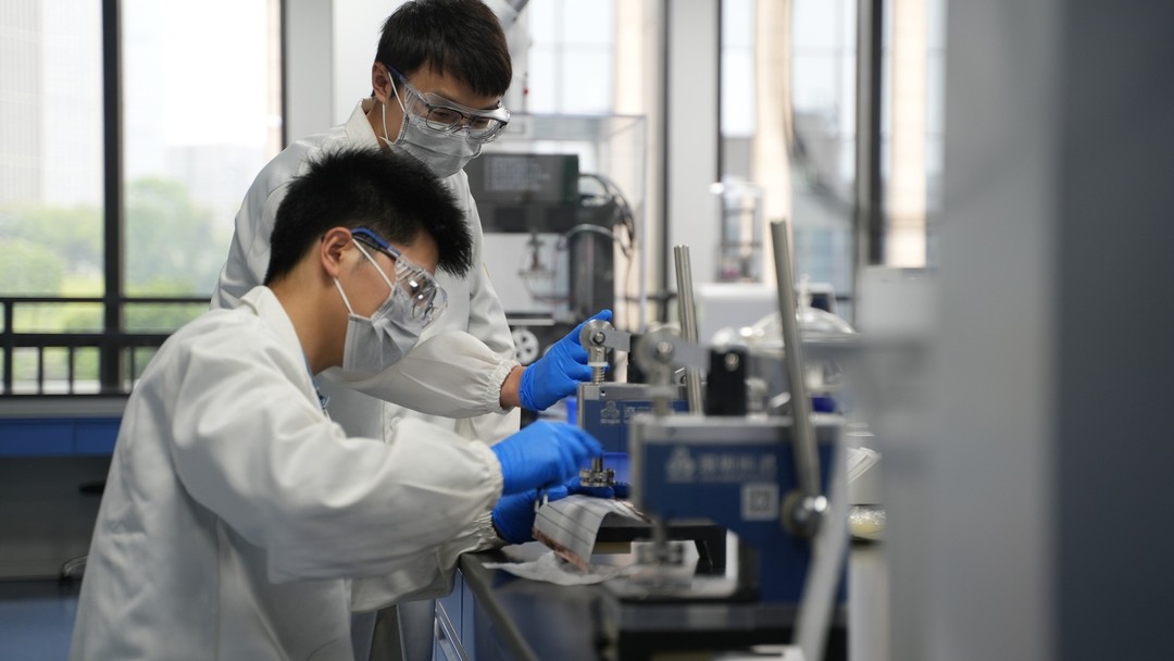 科研人员在大型仪器前操作