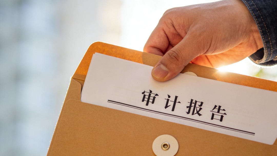 审计人员核对项目凭证