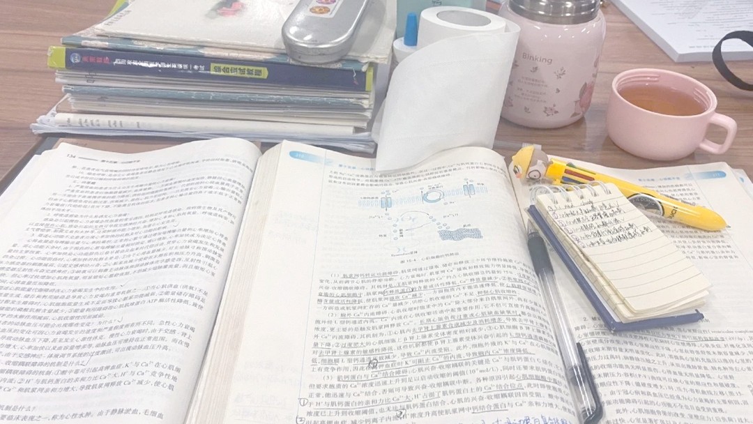 学生在自习室复习