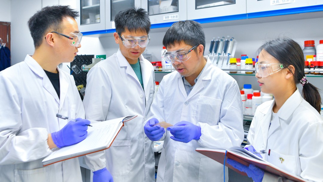 研究者在打印稿上修改图表